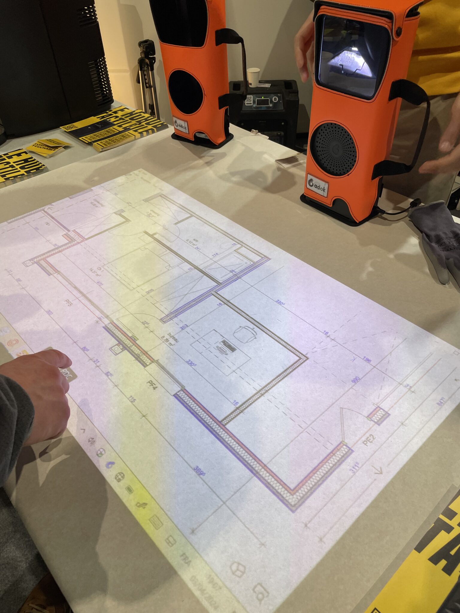 Le Hub, projecteur tactile